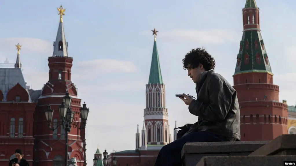 Законопроект предусматривает идентификацию несовершеннолетних в соцсетях и сокращение онлайн-времени до 14 лет, чтобы ограничить доступ к запрещённому контенту; власти отмечают глобальную тенденцию к более жестким мерам.