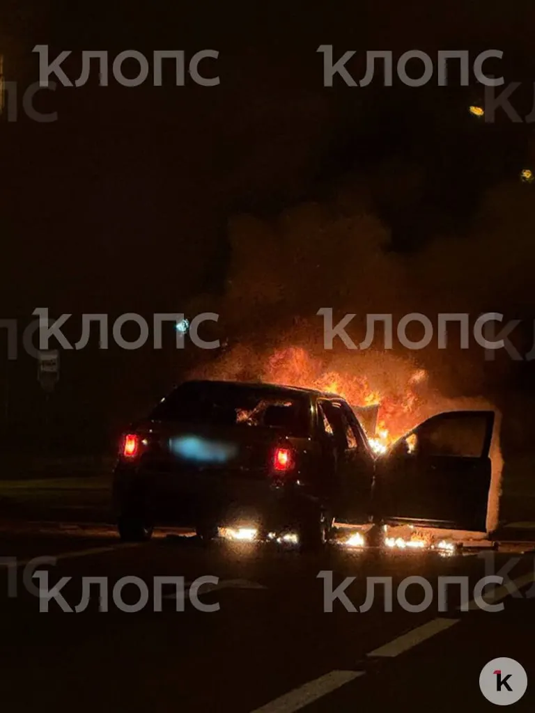 На трассе под Сосновкой произошло столкновение между служебным микроавтобусом и легковым автомобилем. Пострадала 19-летняя пассажирка, водитель автомобиля госпитализирован, на месте работают полиция и медики.