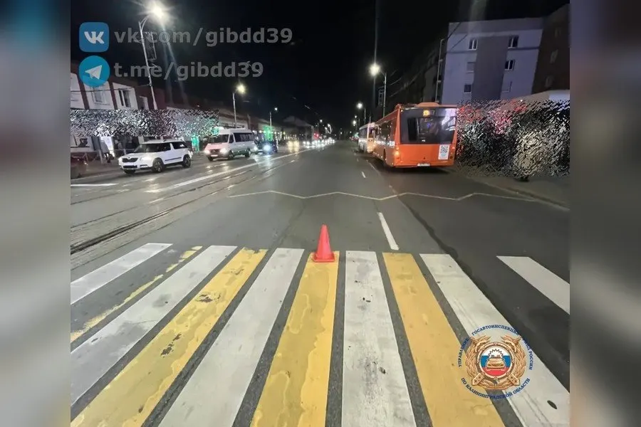 На регулируемом перекрёстке возле дома 30А по улице Черняховского водитель 1998 года рождения наехал на несовершеннолетнего пешехода. Пострадавшего доставили в больницу, выясняются обстоятельства происшествия.
