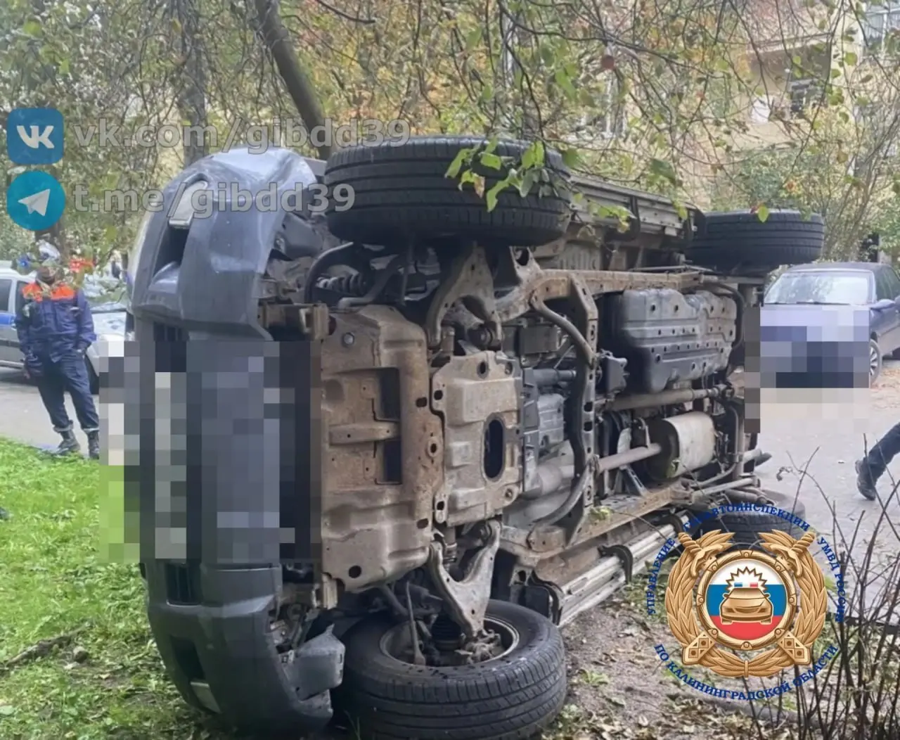 На улице Александра Невского автомобиль врезался в бордюр и опрокнулся. За рулём находился мужчина 1969 года рождения; его увезли в больницу.