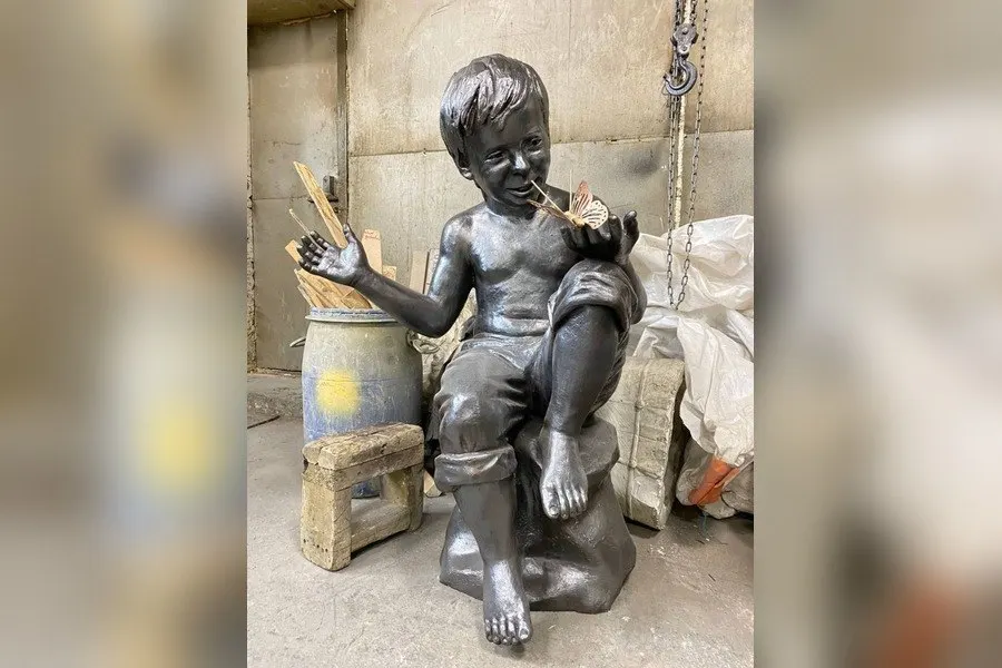 Не&nbsp;удалось найти бронзовую скульптуру «Мальчик с&nbsp;бабочкой» в&nbsp;развалинах депозитария фонда капремонта