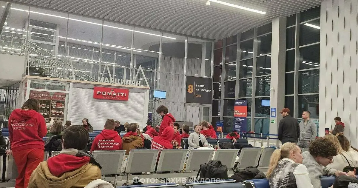 В Калининграде отменили или перенесли на утро все вечерние рейсы из Санкт-Петербурга и Москвы; последний рейс из северной столицы приземлился с задержкой, а дальнейшие вылеты перенесли на утро субботы.