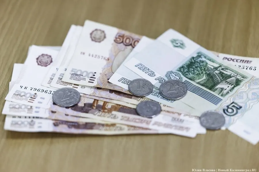 По региональному прогнозу, средняя начисленная зарплата в Калининградской области в 2027 году составит 93 576 рублей, уступая общероссийскому уровню.