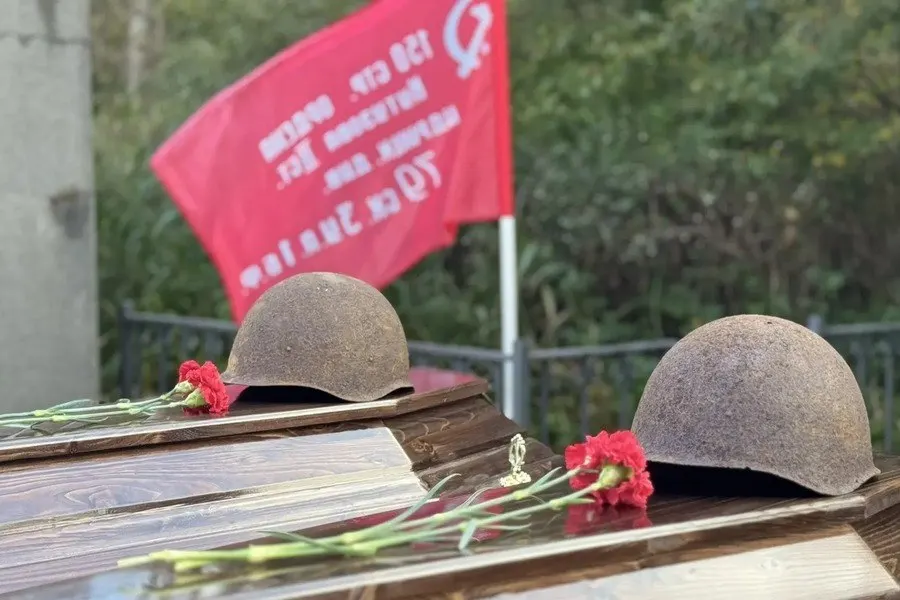 15 бойцов, погибших в 1945 году, повторно похоронены в торжественной церемонии вблизи Приморского после раскопок поисковиков и археологов.