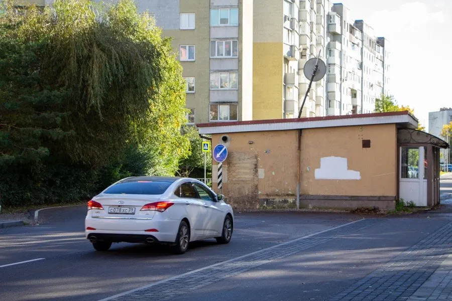 В Калининграде выбрали подрядчика на снос преграды у здания на ул. Майской и завершение ремонта дороги. Контракт снижён до 5 млн рублей, срок исполнения — 200 дней.