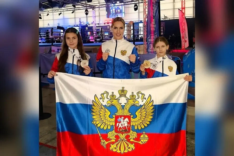 Калининградские спортсменки завоевали две медали на первенстве Европы по муайтай в Париже; сборная России возглавила общекомандный зачёт.