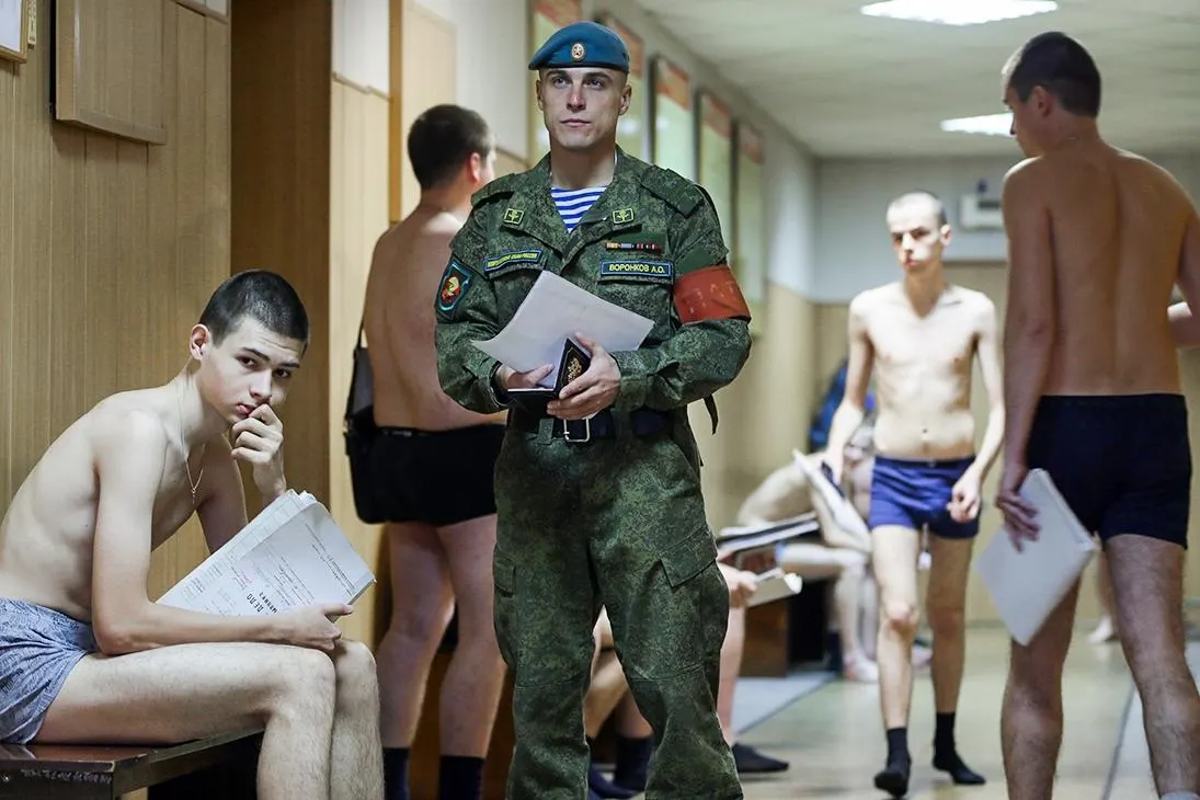 Уведомление о временных мерах принудительной явки призывников в военкомат достигло региональных палат; подтверждения поступили в Калининградской области.